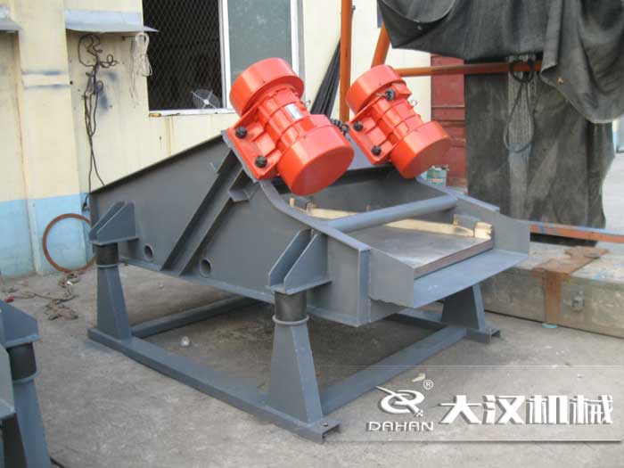 礦用振動(dòng)篩采用優(yōu)質(zhì)的錳鋼材質(zhì)，主要特點(diǎn)就耐磨性強(qiáng)，對(duì)于礦用振動(dòng)篩來說其，耐磨性是非常重要的。