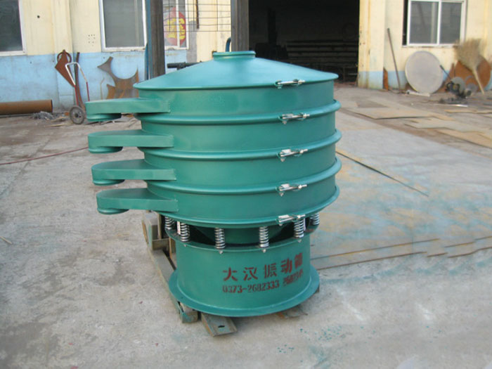 直徑1000型振動篩除了有碳鋼材質(zhì)其還有不銹鋼+碳鋼，以及全不銹鋼的選擇，用戶可根據(jù)用戶物料的性質(zhì)不同可進(jìn)行選擇。