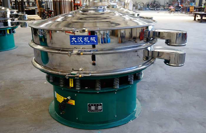 玻璃粉振動(dòng)篩比較常見的材質(zhì)為不銹鋼材質(zhì)，但其碳鋼材質(zhì)的設(shè)備相對(duì)來(lái)說(shuō)其使用壽命不夠長(zhǎng)，對(duì)于一些特殊行業(yè)的物料的篩分也比較有限，所以目前比較受歡迎的材質(zhì)為不銹鋼材質(zhì)。
