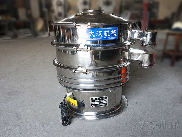 醫(yī)藥振動(dòng)篩主要采用的是304不銹鋼振動(dòng)篩，優(yōu)勢(shì)：設(shè)備干凈衛(wèi)生，不易生銹，使用壽命長(zhǎng)久，經(jīng)久耐用。